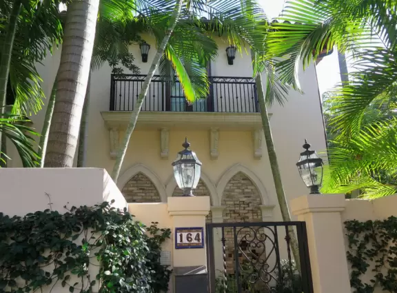 Gorgeous spot with lots of young people on a beautiful white sand beach, and plenty of afternoon shade.