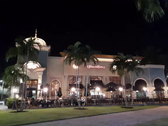 An outdoor mall with lots of open space and stark, white decor. Kids like the splash pad by the frozen yogurt shop, and couples like a romantic walk around the lake.