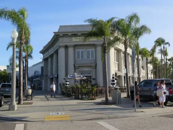 Cute little town with plenty of green and a beach feel.