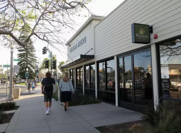 Cute little town with plenty of green and a beach feel.