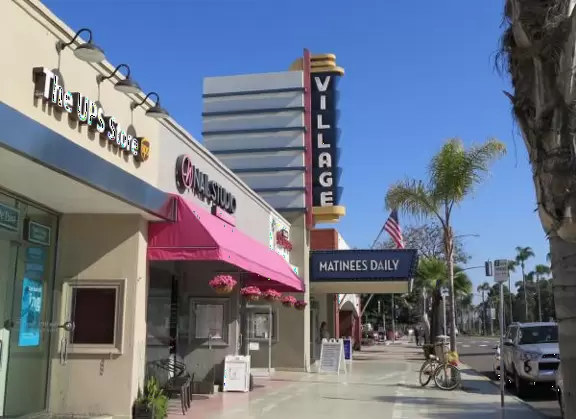 Cute little town with plenty of green and a beach feel.