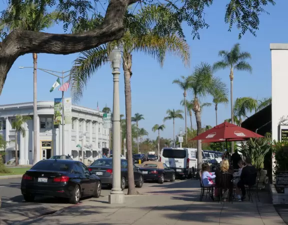 Cute little town with plenty of green and a beach feel.