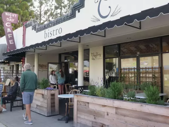 Cute little town with plenty of green and a beach feel.