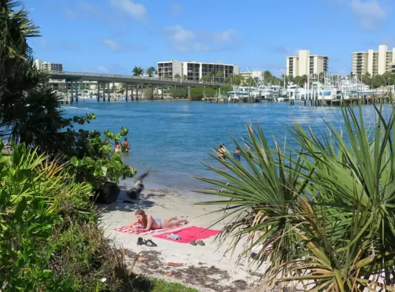 Lovely trail that takes you past little beaches on the intracoastal and close to the lighthouse.