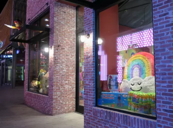 Gorgeous outdoor mall near UC San Diego, with lots of public spaces, cafes, and even a huge outdoor climby for kids.