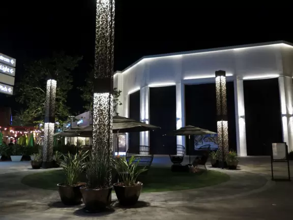 Gorgeous outdoor mall near UC San Diego, with lots of public spaces, cafes, and even a huge outdoor climby for kids.