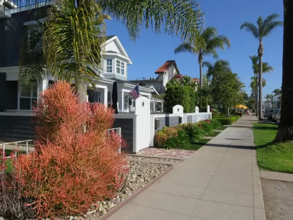Cute little town with plenty of green and a beach feel.