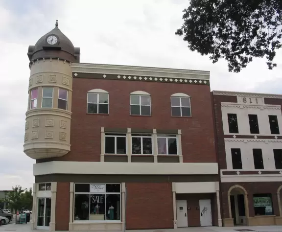 A great walkable downtown with a huge park, amazing playground, and cute stores and cafes.