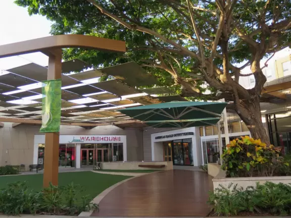 Fantastic outdoor mall with many good places to eat.