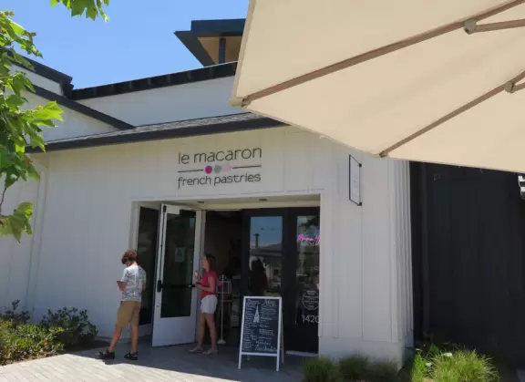 Upscale, colorful plaza in farmhouse style, with modern cafes. Kids climb on a huge log. The fire pit is fantastic at night, surrounded by eucalyptus trees.