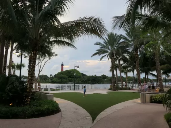Gorgeous place on the Jupiter inlet across from the lighthouse, with restaurants and a walkway.