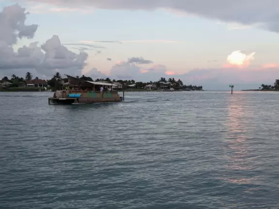 Gorgeous place on the Jupiter inlet across from the lighthouse, with restaurants and a walkway.