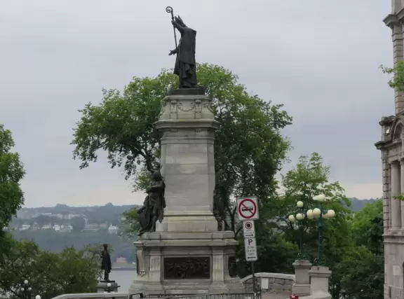 Delightful stone ramparts with cannons, views of the river, breeze, maple leaves galore! Peaceful!