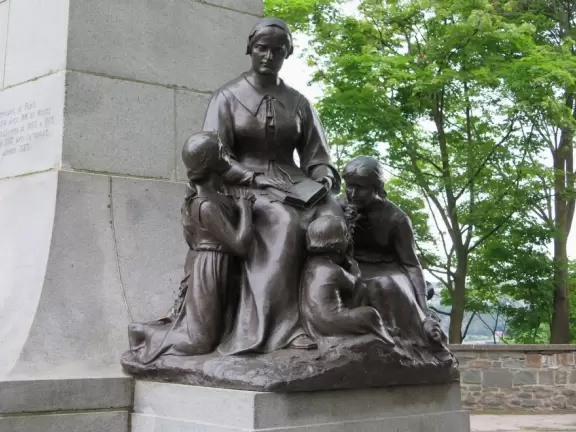 Delightful stone ramparts with cannons, views of the river, breeze, maple leaves galore! Peaceful!