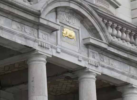 Delightful stone ramparts with cannons, views of the river, breeze, maple leaves galore! Peaceful!