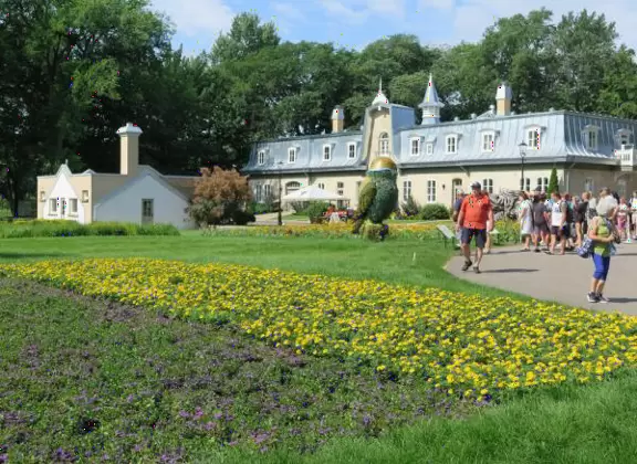 Gorgeous park in a forest with maple trees galore and views over the water.