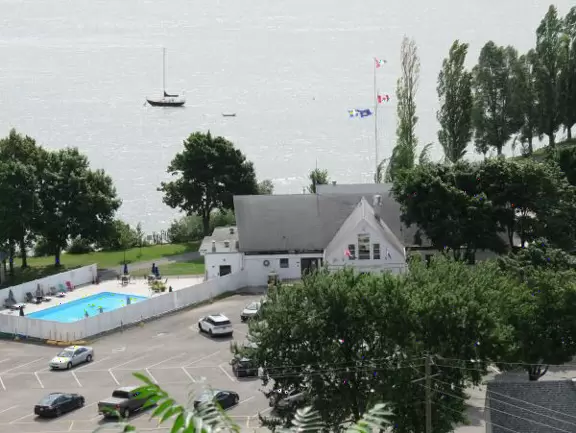 Gorgeous park in a forest with maple trees galore and views over the water.