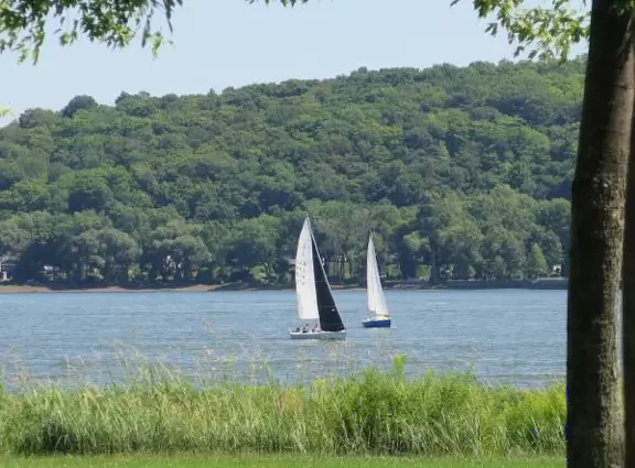 Wonderful spot along the river, with happy people biking and roller blading by. Observation tower with sweeping views.