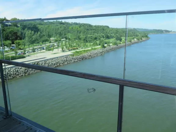 Wonderful spot along the river, with happy people biking and roller blading by. Observation tower with sweeping views.