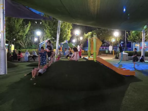 Beautiful park with great rollercoaster rides and amazing aquariums.