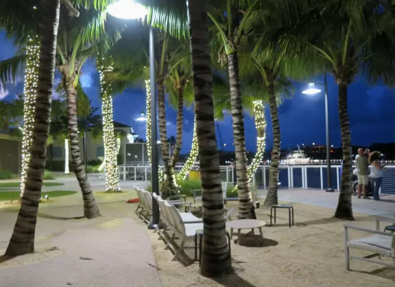 Gorgeous place on the Jupiter inlet across from the lighthouse, with restaurants and a walkway.