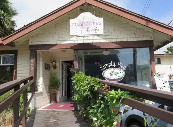 Cute Craftsman cottage with a bakery inside! Sunny outdoor patio with lime tree.