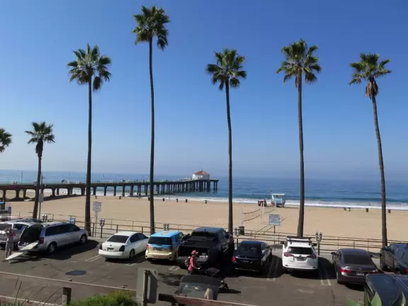 A little beach town with delightful old-fashioned octagonal-ended pier and surfer shops that lead down to the sea.