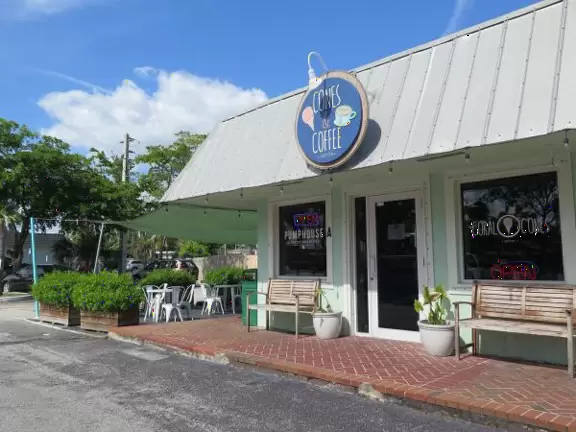 Gorgeous place on the Jupiter inlet across from the lighthouse, with restaurants and a walkway.