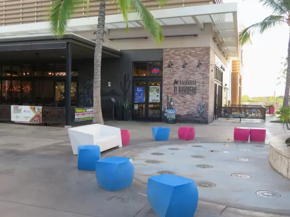 Fantastic outdoor mall with many good places to eat.