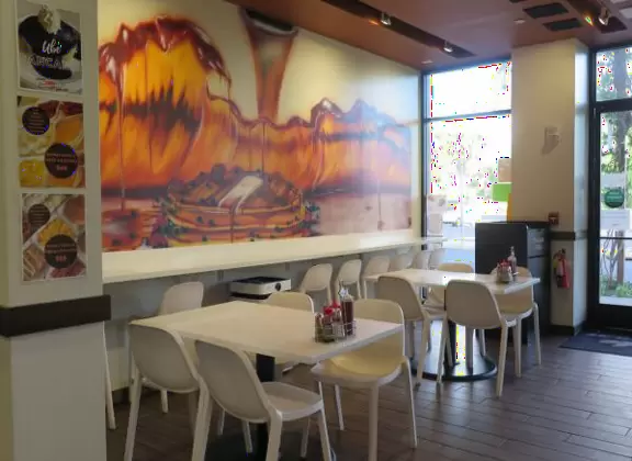 Fantastic outdoor mall with many good places to eat.