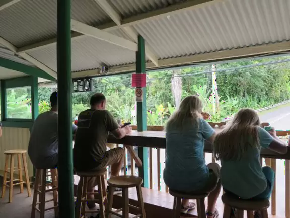 Papa'aloa (Papaaloa) Country Store has breezy windows with an ocean view, and live music!