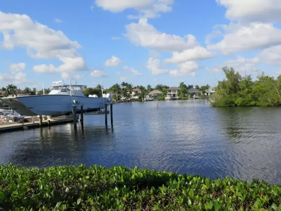 A happening spot with a sunken amphitheater by the water where kids can run in a splash pad and fountains are lit up at night.&nbsp; BurgerFi, Subculture Coffee, and a few restaurants.