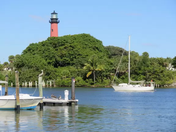 Gorgeous place on the Jupiter inlet across from the lighthouse, with restaurants and a walkway.