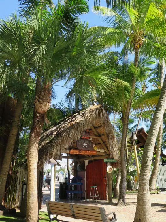 Gorgeous place on the Jupiter inlet across from the lighthouse, with restaurants and a walkway.