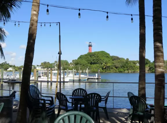 Gorgeous place on the Jupiter inlet across from the lighthouse, with restaurants and a walkway.