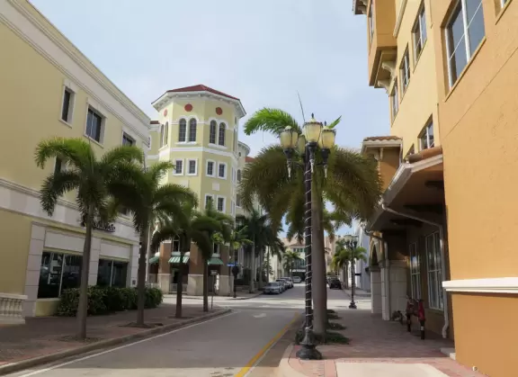 Sleepy, modest town. Good place to start a drive down Indian River Rd, or to enjoy a coffee at Old Florida Coffee Co, the most attractive spot in town.