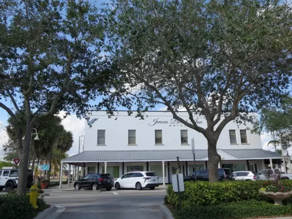 Main block with tropical-themed cafes and views of the water, plus a coffee shop and gift shops in little houses.