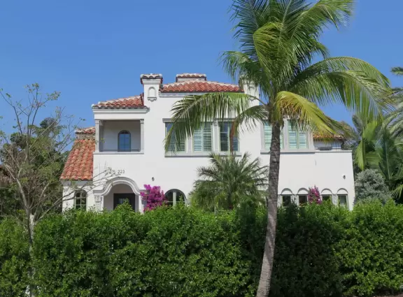 A sumptuous street with Spanish archways and courtyards and unique shops for the extremely rich.