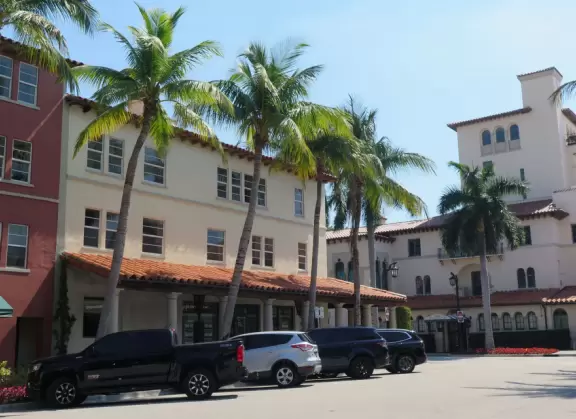 A sumptuous street with Spanish archways and courtyards and unique shops for the extremely rich.