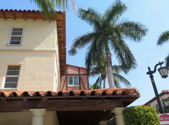 A sumptuous street with Spanish archways and courtyards and unique shops for the extremely rich.