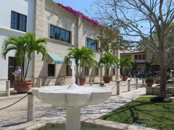 A sumptuous street with Spanish archways and courtyards and unique shops for the extremely rich.