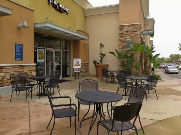 Average shopping plaza with Barnes and Noble, Jamba Juice, and Ross.