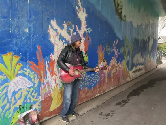 Pretty beach with 1km walking path on the cliffs and gigantic sloped lawn.