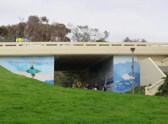 Pretty beach with 1km walking path on the cliffs and gigantic sloped lawn.