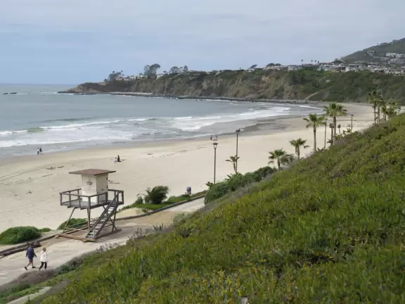 Pretty beach with 1km walking path on the cliffs and gigantic sloped lawn.