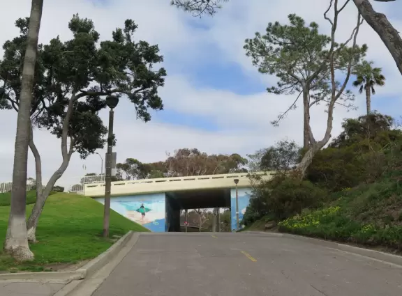 Pretty beach with 1km walking path on the cliffs and gigantic sloped lawn.
