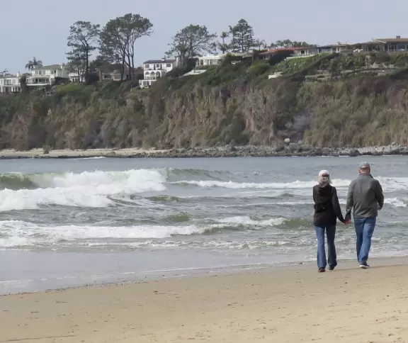 Pretty beach with 1km walking path on the cliffs and gigantic sloped lawn.