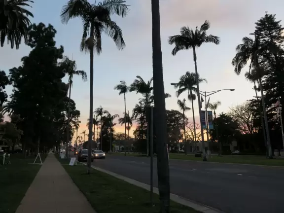Cute little town with plenty of green and a beach feel.