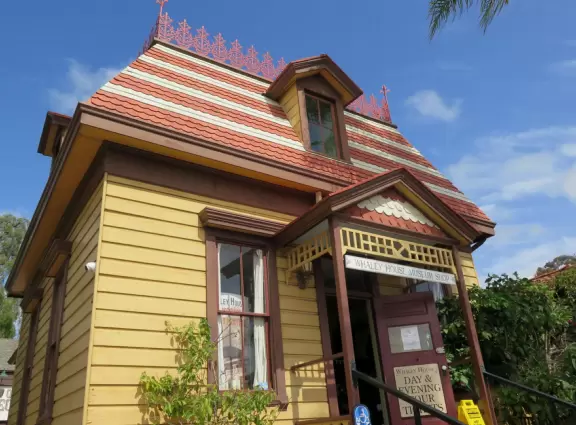 Cute, bright historic area with cafes and gift shops, and a lovely park in front of Temple Beth Israel. Nice views of hills covered in houses and desert plants.