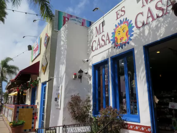 Cute, bright historic area with cafes and gift shops, and a lovely park in front of Temple Beth Israel. Nice views of hills covered in houses and desert plants.